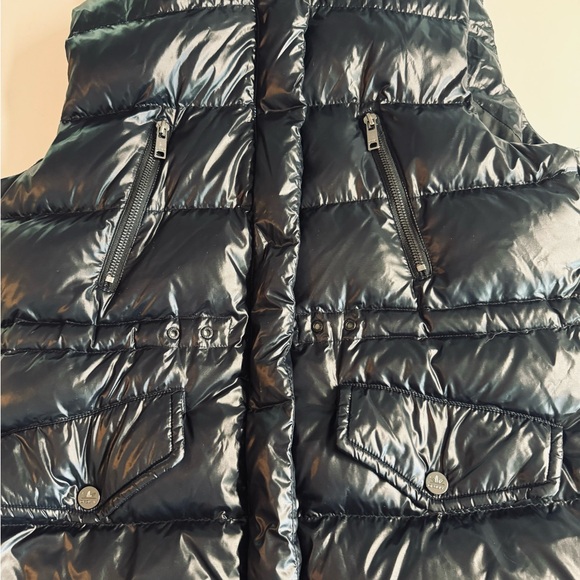 Orolay-90% down shiny black hooded ski vest with 4 front outer pockets.Size M - Picture 10 of 16